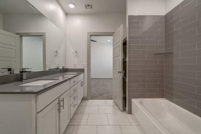 Foto del edificio - 3 Bed 2.5 Bath Duplex Includes Office Spac...