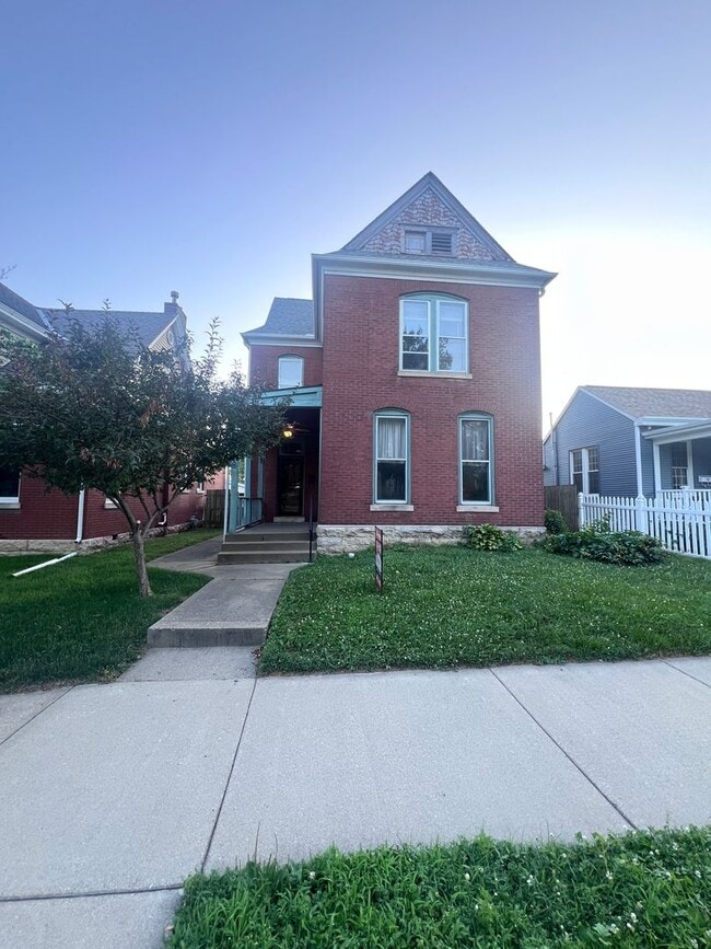 Building Photo - 728 S 13th St