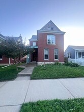 Building Photo - 728 S 13th St