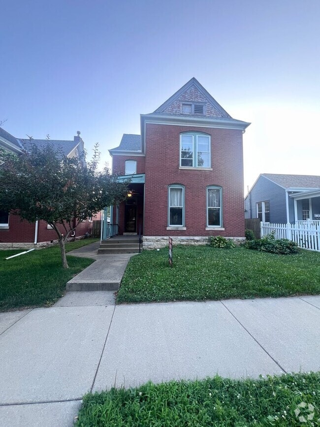 Building Photo - 728 S 13th St