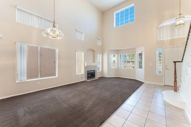 Building Photo - STUNNING 5 BEDROOM HOME!