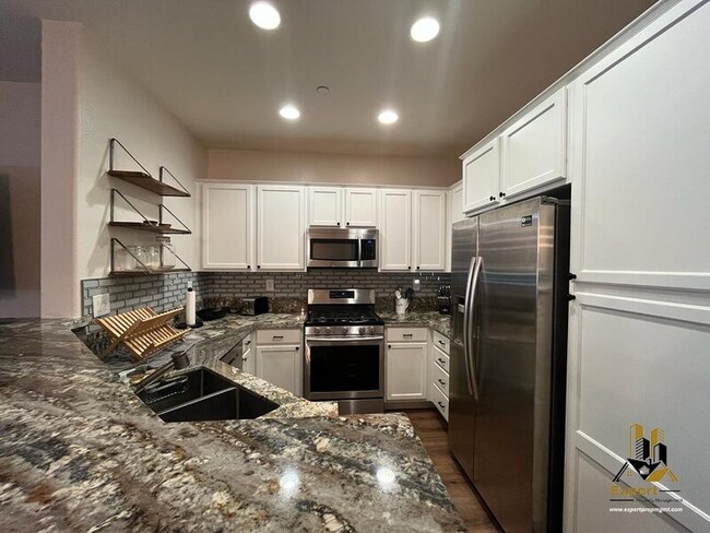 Building Photo - 305 Esplanade Cir