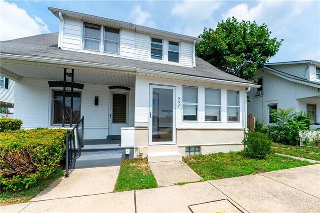 Building Photo - 557 Elm St