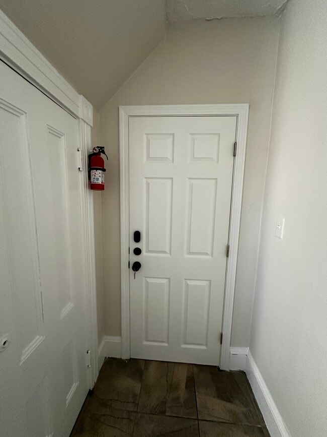 Private entrance - 11-2 Highland St