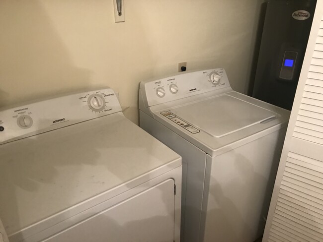 Washer/dryer in unit - 210 Court Ruelle