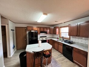 Building Photo - 320 Palomino Ln