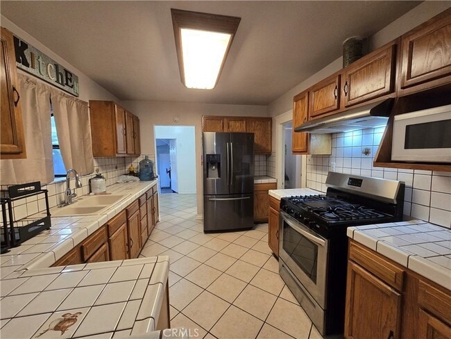 Building Photo - 1405 Simmons Ave