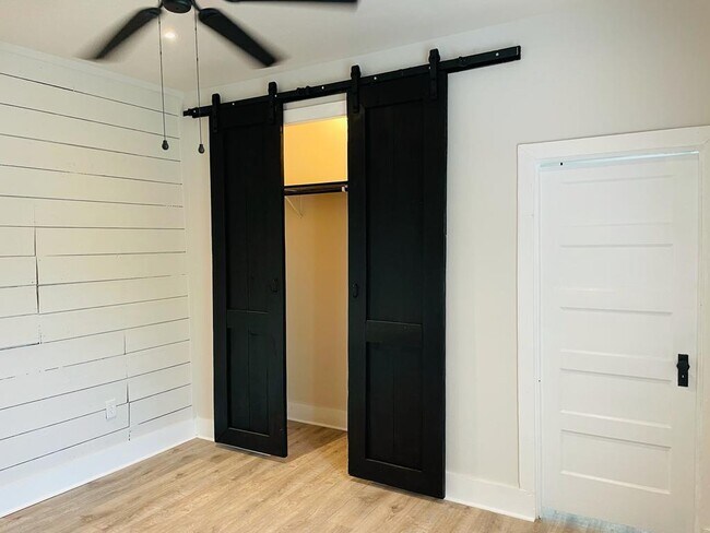 Foto del edificio - 810 Aganier Ave