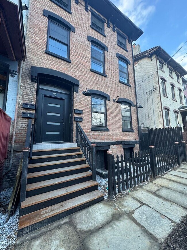 Foto del edificio - Real Estate Listing: Newly Renovated 2-Bed...