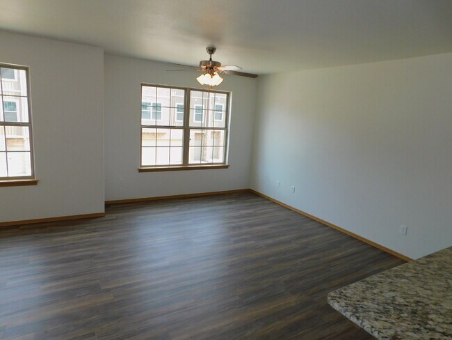 Foto del edificio - 2-Bedroom Townhouse Retreat with 2.5 Baths in Fayetteville’s Rolling Woods. To schedule your own ...