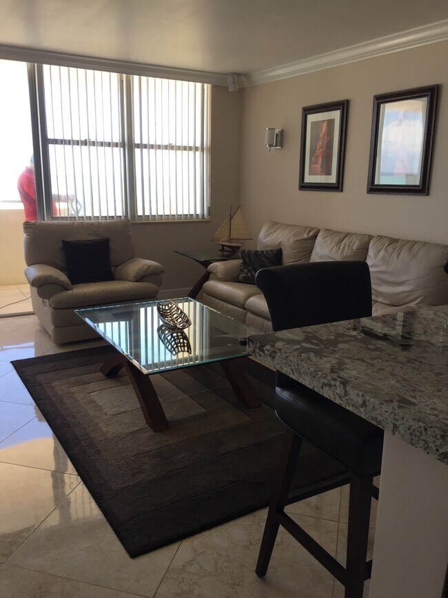 Foto del edificio - 3180 S Ocean Dr