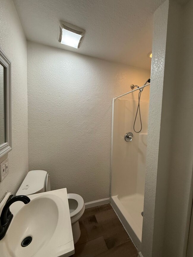 Foto del edificio - Updated 3BR w/ Hardwood Floors, Walk-In Shower & Stainless Steel Kitchen