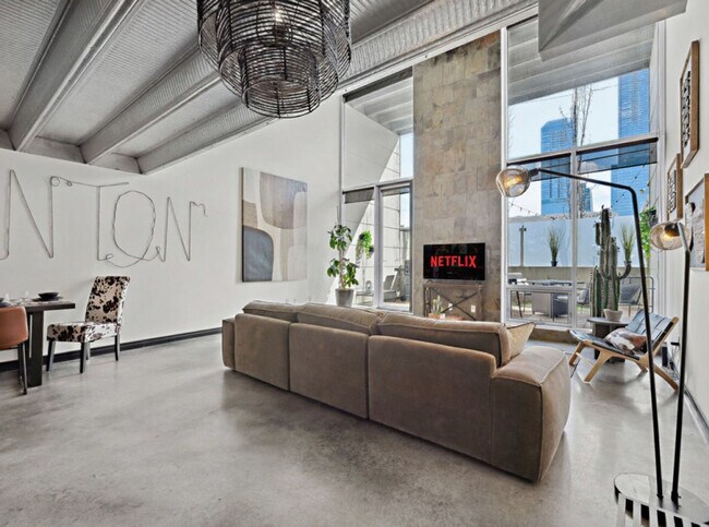 Photo du bâtiment - 10303-10107 107 St NW