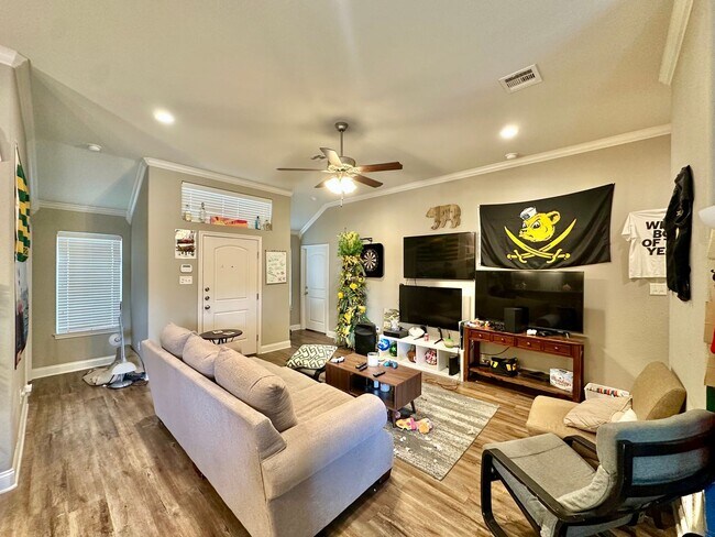 Foto del edificio - Spacious 4-Bed, 4.5-Bath Home with Fenced Yard in the Baylor Bubble!