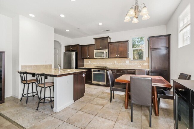 Building Photo - Newly Built 4/2.5 in Northwest Fresno Gate...