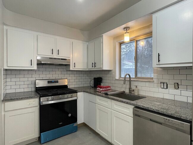 Foto del edificio - 9501 Oakdale Rd