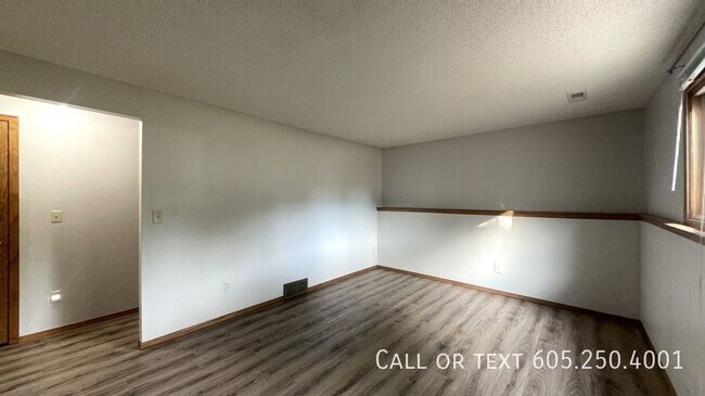 Building Photo - Charming 4 Bedroom 2 Bathroom Single Famil...