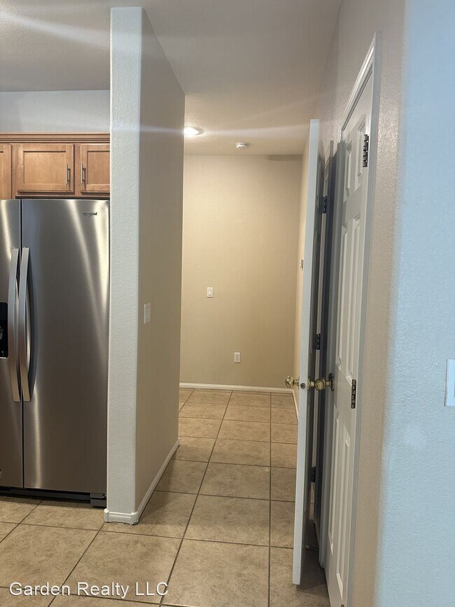 Building Photo - 3 br, 2.5 bath House - 7481 S Pioneer Way