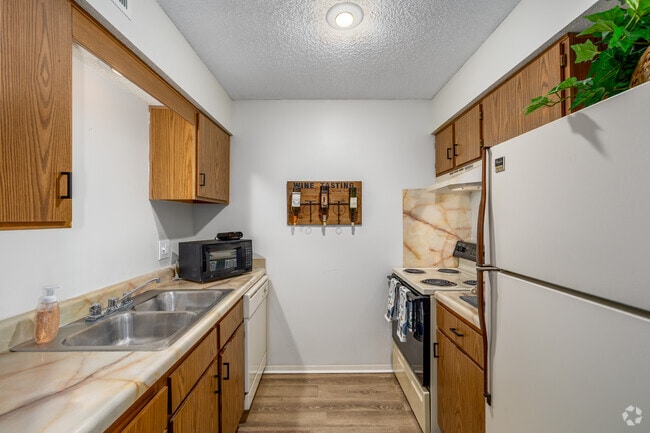 1BR, 1BA - 672SF - Kitchen - Bristol Pointe Apartments