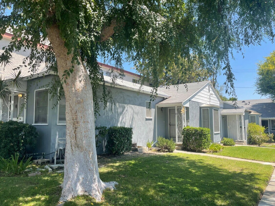 Primary Photo - 606 E Providencia Ave