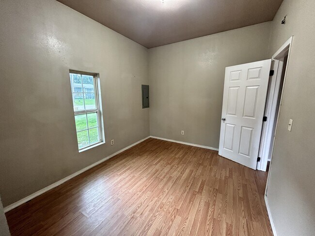 Foto del edificio - 1324 W Maple St