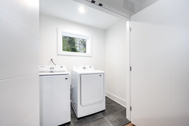 Foto del edificio - Room in Townhome on Donna Ave