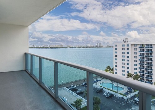 Foto del edificio - 7501 E Treasure Dr
