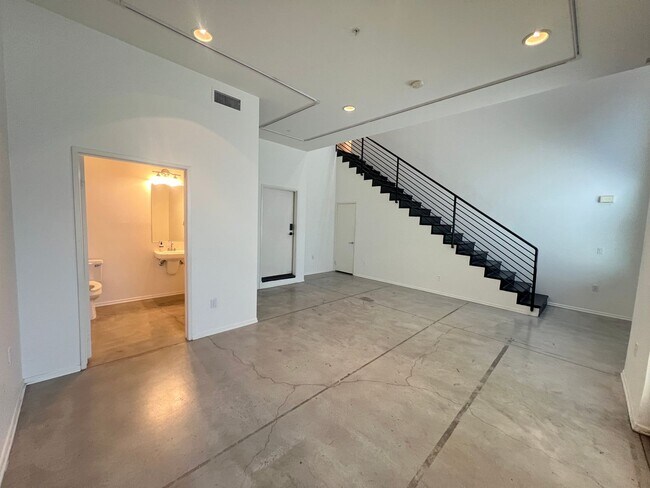Foto del edificio - Work And Living Space Loft 1 Bedroom 1.5 Bath Attached Townhouse in The Downtown Santa Ana Artist...
