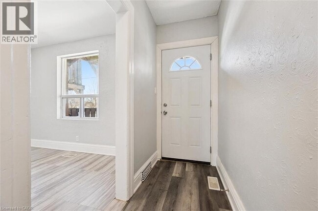 Building Photo - 352 Duke St W