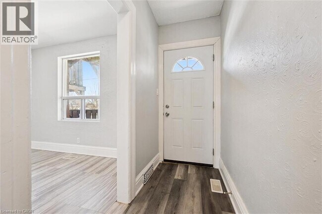 Photo du bâtiment - 352 Duke St W