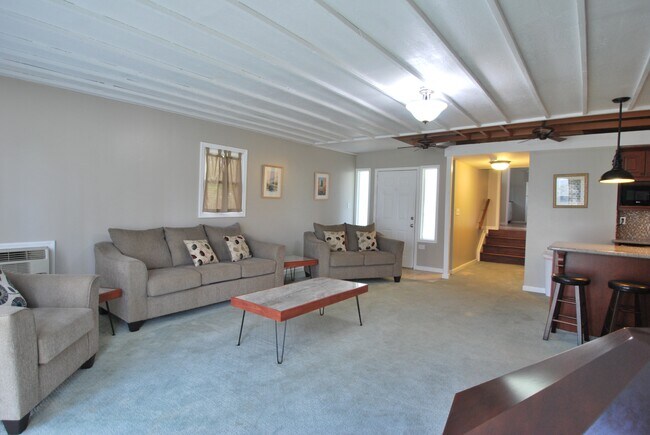 Building Photo - 216 Zandale Dr