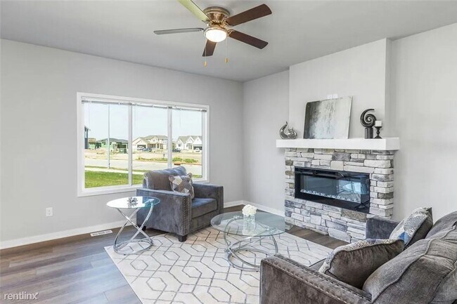 Building Photo - Charming 3 Bedroom Home in Urbandale