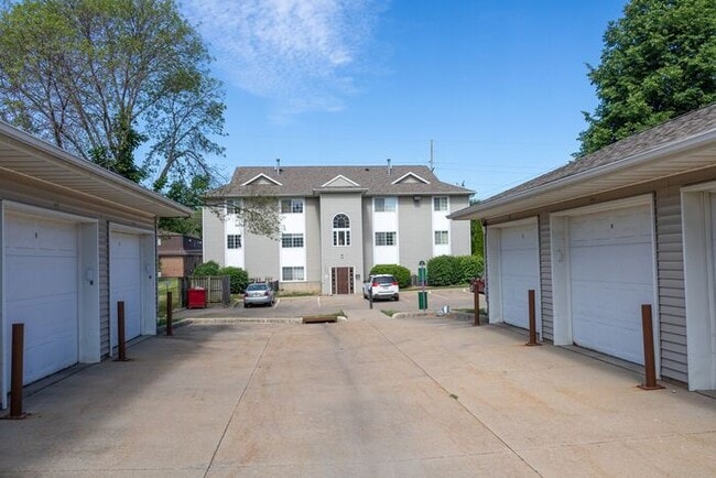 Building Photo - $1,095 | 2 Bedroom, 1 Bathroom 1st Floor C...