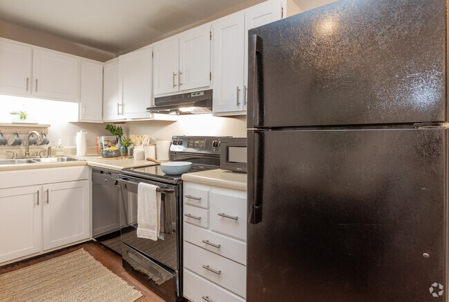 Standard-  Kitchen - University Apartments Chapel Hill