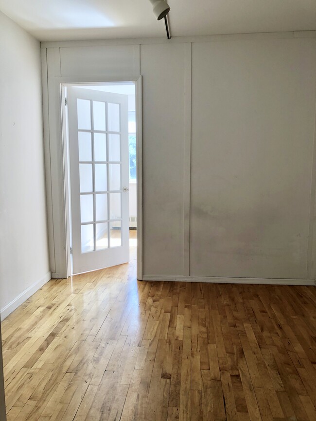 Foto del edificio - 319 E 8th St