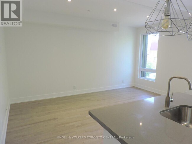 Photo du bâtiment - 1555 Bloor St W