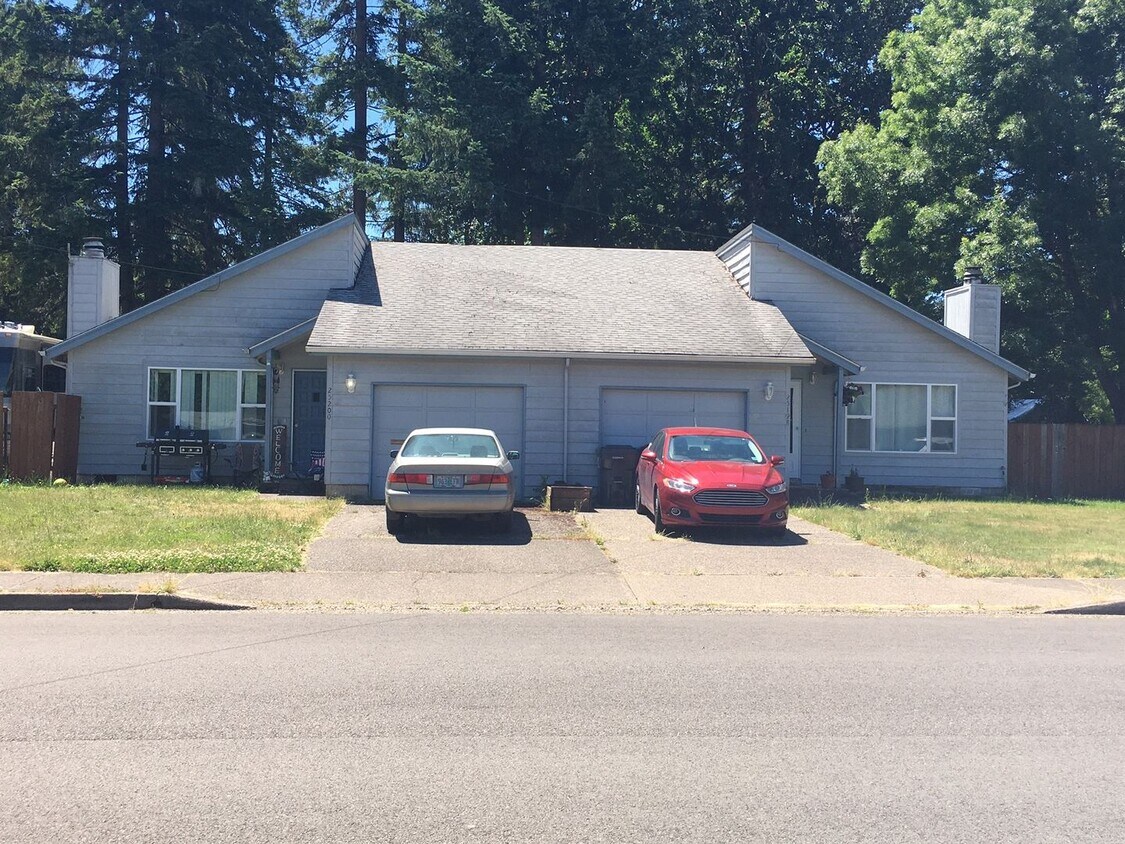Primary Photo - Three Bedroom one bath Duplex In Veneta!