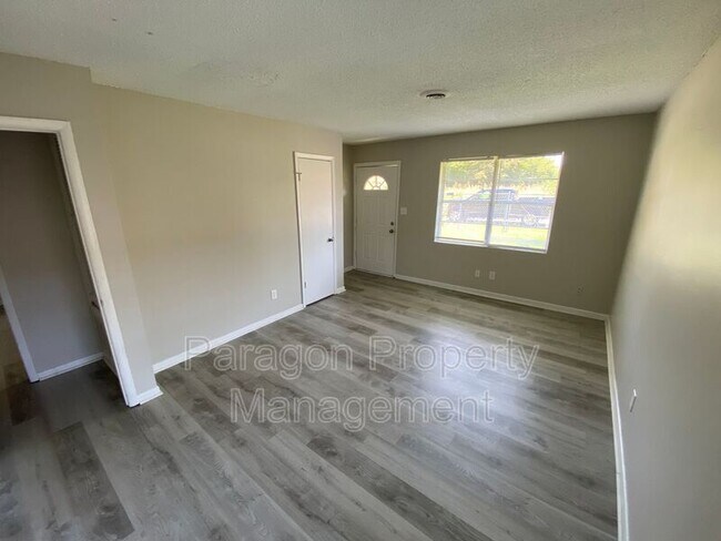 Building Photo - 221 Japonica Ave