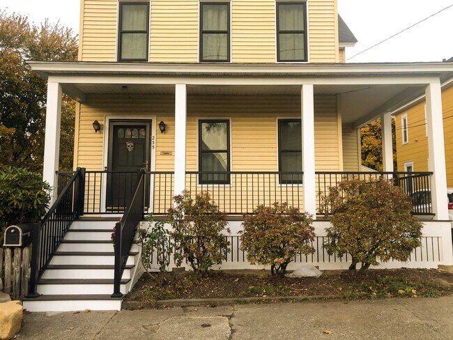 Foto del edificio - 235 Mount Hope St