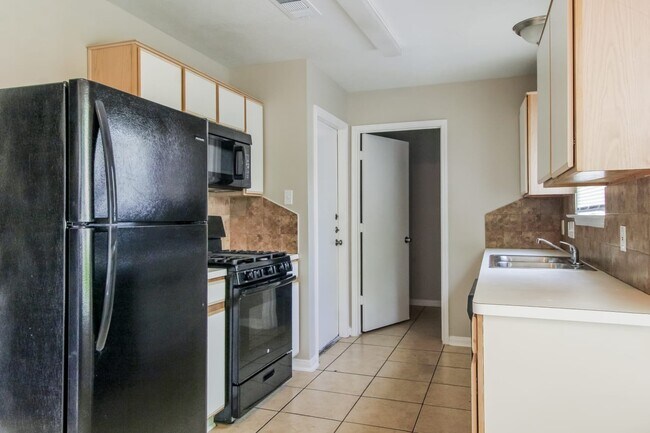 Building Photo - 8819 Scenic Green Dr