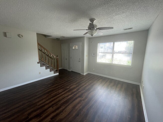 Building Photo - Spacious home with private parking and lau...