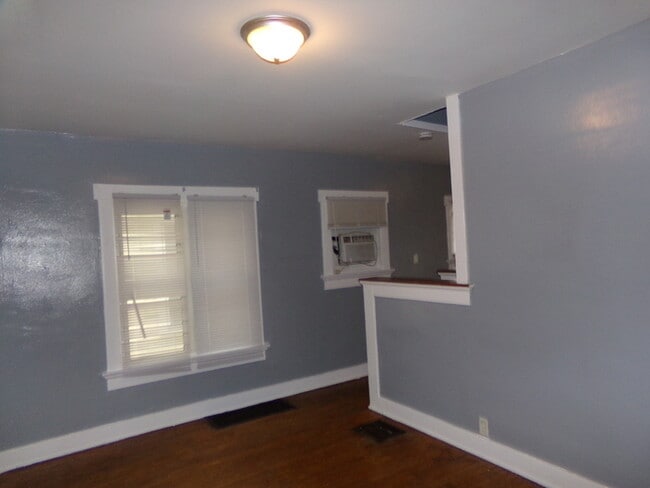 Building Photo - Freshly painted 3 Bed 1 Bath Home!
