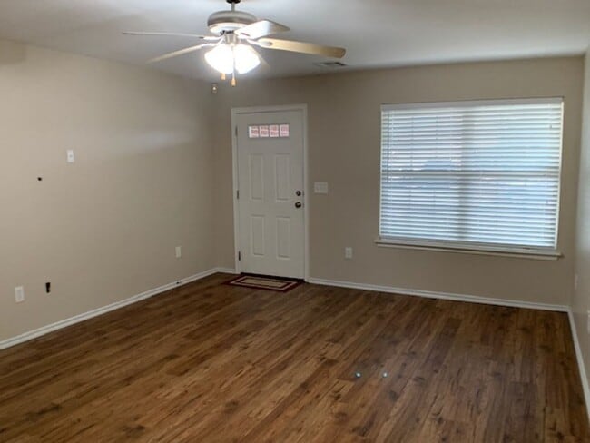 Building Photo - Newer 3 Bedroom off I-240