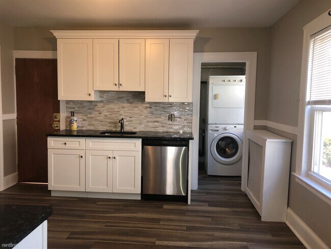 Building Photo - 3 br, 1 bath Triplex - 219 Quaker Ln S 2nd...