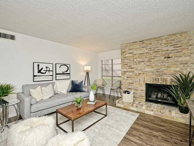 Foto del edificio - 3600 N Hills Dr