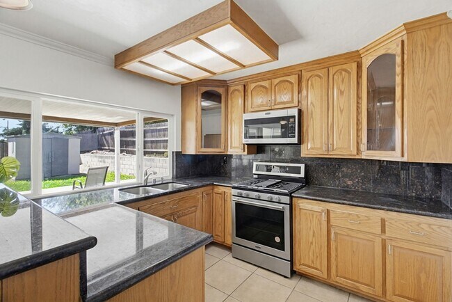 Foto del edificio - Single level, 4 bedroom, 2 bath home with 2 car garage and RV parking available now!