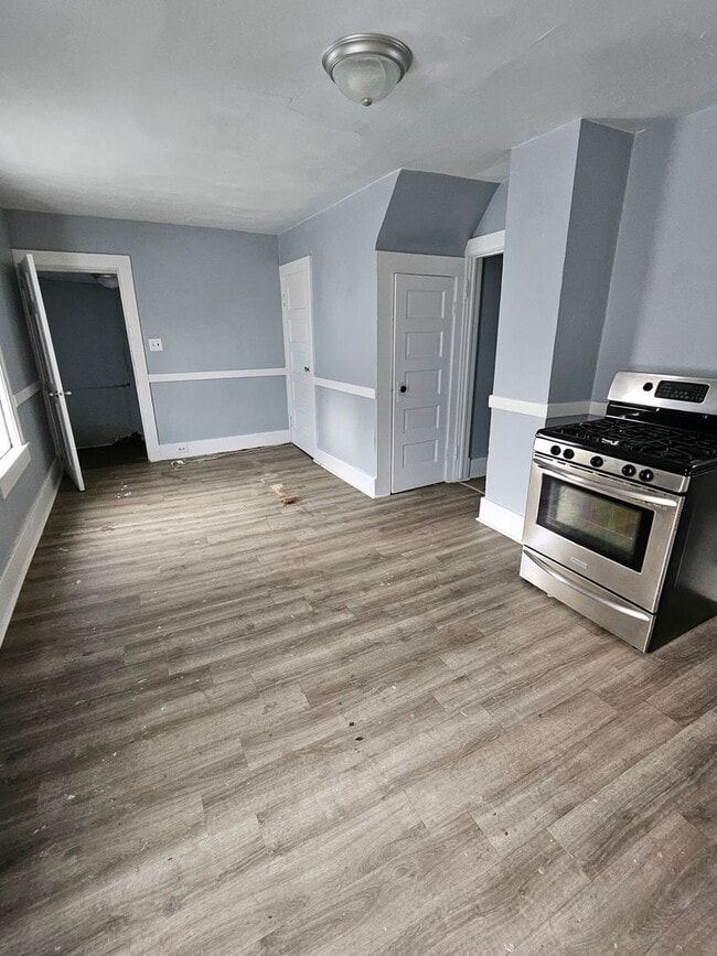 Building Photo - upper two bedroom unit with bonus room West side