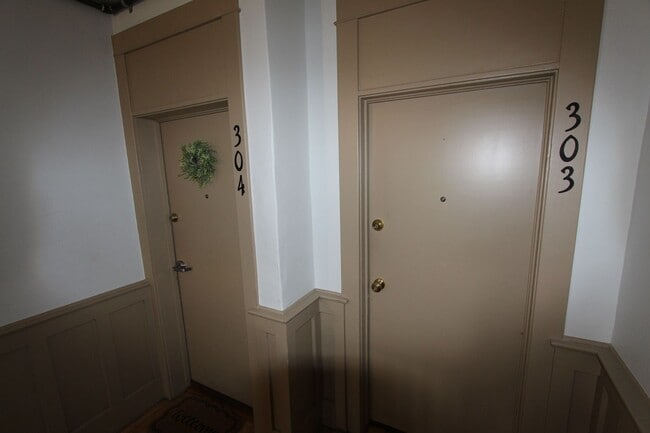 Building Photo - Downtown Flagstaff Apartment | Prime Location Above Aspen Sports