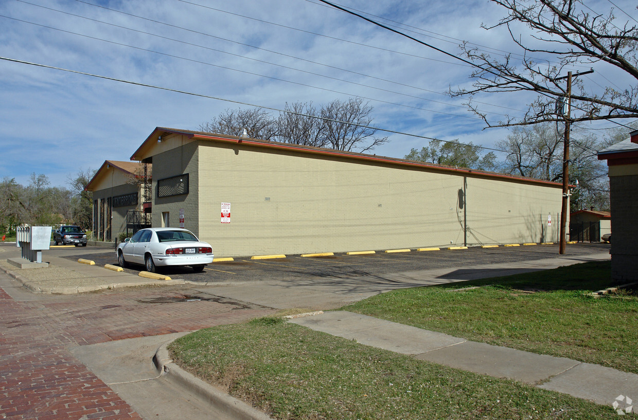 Building Photo - Centerpoint