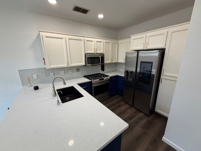 Building Photo - Pleasanton Sienna by Signature Townhouse 2 bed/2.5 bath, New Paint, new appliances, near downtown...